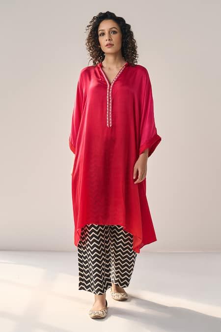 Buy Red Modal Silk Embellished Bead Esmeray Asymmetric Ombre Kurta With Pant For Women by Label Mansi Nagdev Online at Aza Fashions. Plain Kurta With Printed Pants, Asymmetric Kurti Designs, Latest Kaftan Designs, Asymmetrical Dress Casual, Suits For Women Indian, Asymmetric Kurta, Stylish Kurtis Design, Kaftan For Women, Kurta Patterns