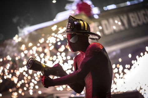 Spider-man is saving the world. He is waering the fire hat. The Amazing Spiderman 2, Andrew Garfield Spiderman, Garfield Spiderman, Spiderman 2, The Amazing Spiderman, Spider Man 2, Dc Memes, The Amazing Spider Man, Amazing Spider Man