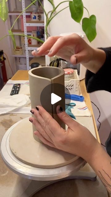 10K likes, 40 comments - jeje.things on January 10, 2023: "Today I’ve been making new pieces, here you have the process of one of them! . #videoprocess #..." Slabs Ceramics Ideas, Hand Built Pottery Ideas, Ceramic Vases Diy, Clay Handbuilding, Beginners Ceramics, How To Make Ceramic, Pottery Slip, Ceramic Vases Design, Cardboard Craft