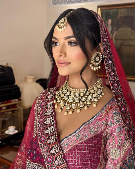 Ridhi Verma | Makeup & Hair (@makeoversbyridhiverma) • Instagram photos and videos Wedding Bridal Look Indian, Bridal Hair Do Indian, Bridal Wedding Looks Indian, Modern Indian Bride Hairstyles, Punjabi Wedding Hairstyles Updo, Brides With Gold Jewellery, Indian Bride Jewelry Bridal Looks, Bride Makeup Ideas Wedding, Indian Wedding Day Hairstyle