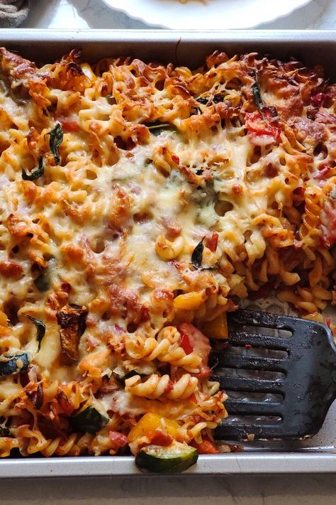 Veggie Pasta Bake, Baked Pasta Recipe, Pasta Bake Vegetarian, Vegetable Pasta Bake, Dishing Out Health, Pasta Bake Easy, Baked Pasta Dishes, Vegetarian Pasta Recipes, Baked Veggies