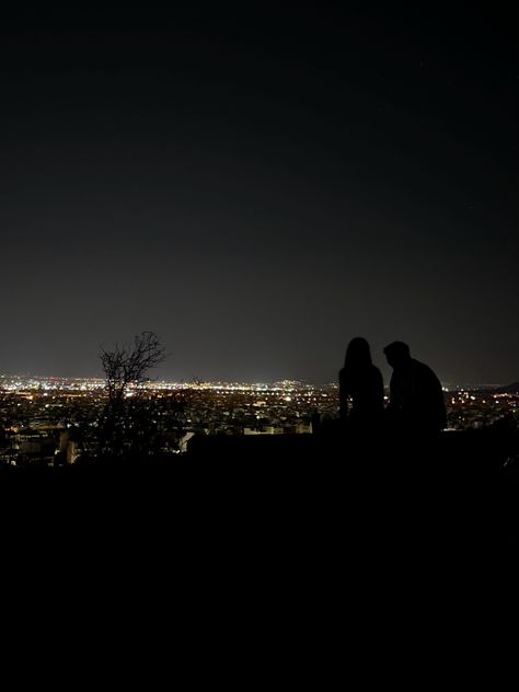 Long Distance Photography, Dark Late Night Aesthetic, Nightwalk With Boyfriend, Couple On Balcony Night, Roof Top Aesthetic Night, Rooftop Couple Aesthetic, Famous Asthetic Picture, Couples Night Aesthetic, Date Astethic