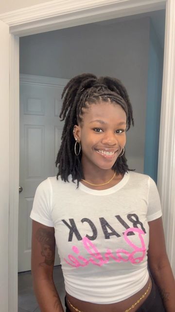 Loc’d In With Kenn🧡 on Instagram: "style with me🩷 retwist by: @honey.bee.locs shirt by: @jkdesigns_store • • • • • • • • • • • #locdinwithkenn #loclove #locnation #locd #locdup #locdhaircommunity #locdqueen #locdnotbound #locdlife #locdgoddess #womenwithlocs #locdwithmelanin #locdbeauty #locdcommunity #loclife #locdwomen #locjourney #loclivin #locstyles #locs #locs4life #locstylesforwomen #locstyle #locstylesformen #locstylesforkids #locstylesformenandwomen #locsrock #locslove #locslayer #locs Shirt Loc Styles, Girls Loc Styles, Side Part Loc Styles, Loc Half Up Half Down Styles, Easy Loc Styles Medium, Girl Loc Styles, Retwist Hairstyles, Loc Retwist Styles For Women, Half Up Half Down Loc Styles