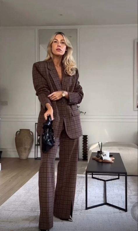 Brown fashion aesthetic Style Skirt Outfit, Baddie Office Outfits, Plaid Suits Women, Baddie Office, Brown Trousers Outfit, Woman Fashion Winter, Power Suits For Women, Brown Outfit Aesthetic, Brown Blazer Outfit