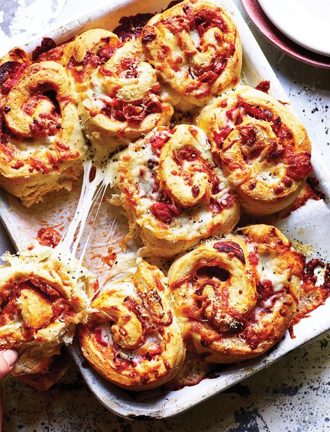 These irresistible pepperoni pizza swirls use a ready-made bread mix for ease and speed Pizza Scrolls Recipe, Savoury Scrolls Recipes, Savoury Baking Ideas, Savoury Pinwheels, Scroll Recipe, Savoury Scrolls, Pizza Buns Recipe, Pizza Swirls, Pizza Wheels