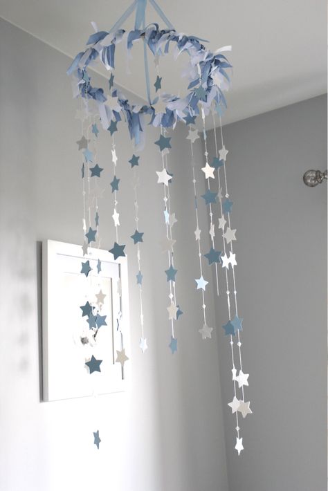 DIY Nursery Star Mobile  - In The Playroom Mobile Art Projects, Baby Mobile Diy, Baby Mobile Ideas, Ceiling Lights Diy, Boy Baby Shower Invitations, Christmas Mobile, Mobile Craft, Mobile Ideas, Diy Playroom