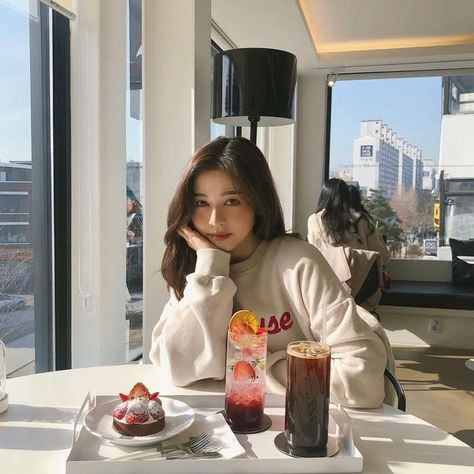 Eating Poses, Cute Photo Ideas, Korean Coffee Shop, Cafe Pictures, Coffee Date Outfits, Ootd Poses, Coffee Shop Photography, Korean Photo, Coffee Shop Aesthetic