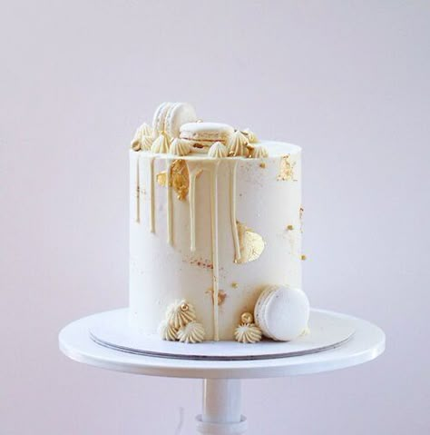 Macroon Cake Ideas, October Birthday Cakes, White And Gold Cakes, White And Gold Birthday Cake, White And Gold Cake, Gold And White Cake, Golden Birthday Cakes, Graduation Cake Ideas, Modern Birthday Cakes