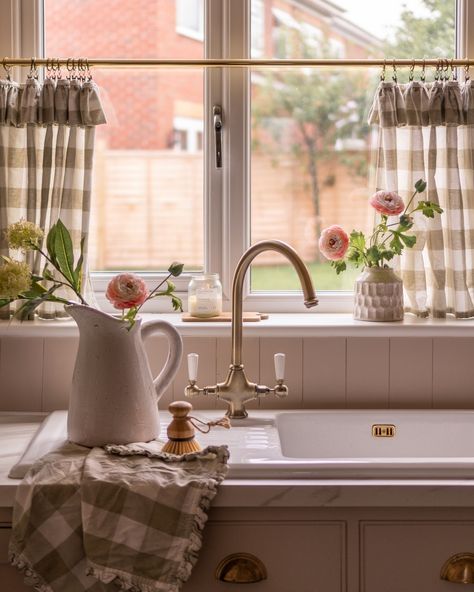 Wow! I've never had as many DMs as I did last night when I posted a pic of my DIY kitchen cafe curtains. You guys went nuts for them. So I thought I'd dedicate a wee post to the gingham kitchen cafe curtains of dreams. The truth is that they are a DIY kitchen project. I used a ruffled gingham tablecloth which I cut to size and hemmed to make curtains the perfect drop for our kitchen window. The pole is a brass 19mm pole from @bandq_uk and the rings with clips were a little bargain buy from ... Big Kitchen Window Over Sink, Curtain Ideas For Kitchen Window, Gingham Kitchen, Country Kitchen Curtains, Kitchen Window Decor, Cafe Curtains Kitchen, Ruffled Tablecloth, Sage Kitchen, Cottage Curtains