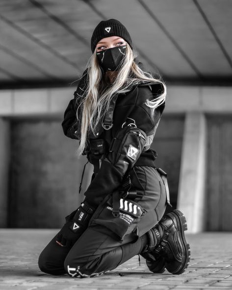 hidden leaf ninja agent @tixteafox . . . #fabricoftheuniverse #techwear #streetwear #cyberpunk #futureculture #fyp #fypシ #membersoftheuniverse Cyberpunk Clothing Female, Female Techwear Outfit, Techwear Female, Cyberpunk Aesthetic Outfit, Female Techwear, Fabric Of The Universe, Casual Techwear, Cyberpunk Outfit, Techwear Cyberpunk