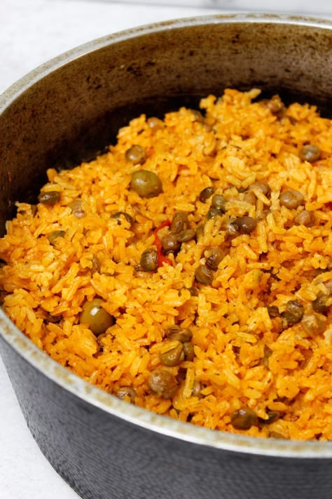 Want to impress your guests? This step-by-step Arroz con Gandules recipe is perfect for potlucks, dinner parties, or any special occasion. Try it now! #RecipeIdeas #EasyDinnerRecipes #AuthenticFlavors Arroz Y Gandules Recipe, Puerto Rican Rice With Pork, Spanish Rice With Pigeon Peas, Rice And Gandules Puerto Rico, Dominican Dinner Recipes, Puerto Rican Rice And Pigeon Peas, Puerto Rican Arroz Con Gandules, Dominican Dishes Recipes, Dominican Yellow Rice