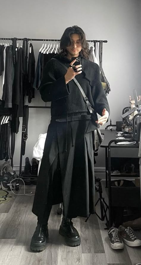 Avant Garde Outfits Men, Japanese All Black Outfit, Avante Garde Fashion Men, Summer Archive Fashion, Gender Less Fashion, Japanese Goth Fashion Men, Japanese Alternative Fashion Men, Berlin Street Style 2023, Japanese Androgynous Fashion