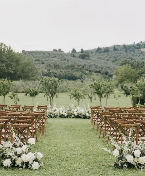 This is how we would like to place the large flower arrangements at the beginnjng of the aisle Outdoor Ceremony Aisle, Wedding Aisle Decorations Outdoor, Ceremony Flowers Aisle, Wedding Walkway, Ceremony Decorations Outdoor, Wedding Aisle Outdoor, Setup Inspiration, Wedding Alters, Wedding Isles