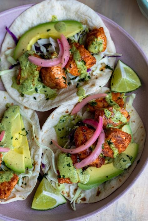 salmon tacos Sommer Mad, Salmon Tacos, Healthy Salmon, Think Food, Food Is Fuel, Aioli, Perfect Food, Pretty Food, Aesthetic Food