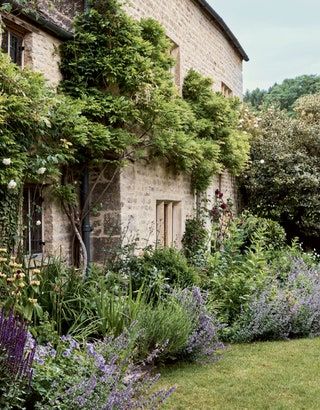 A 17th-century Cotswold cottage with a distinctly Welsh aesthetic | House & Garden Welsh Aesthetic, Cottages À La Campagne, 17th Century House, Welsh Cottage, English Country Cottages, Cotswold Cottage, Cotswolds Cottage, English Country Cottage, Aesthetic House