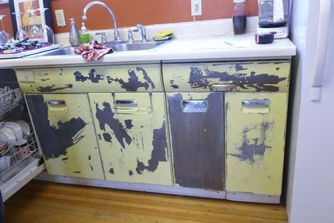 Old Metal Kitchen Into Modern Vintage Cabinets #kitchen #cabinets #metal #steel #decorhomeideas Metal Kitchen Cabinets Makeover, Metal Cabinet Makeover, Vintage Metal Kitchen Cabinets, Painting Metal Cabinets, Modern Metal Kitchen, Vintage Metal Cabinet, Metal Kitchen Cabinets, Metal Cabinets, Kitchen Cabinet Inspiration