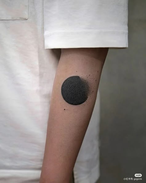 Black Circle Tattoo, Circular Tattoo, Coverup Tattoo, Circle Tattoo, Circle Tattoos, Tattoo Magazine, Writing Tattoos, Hand Poked Tattoo, B Tattoo