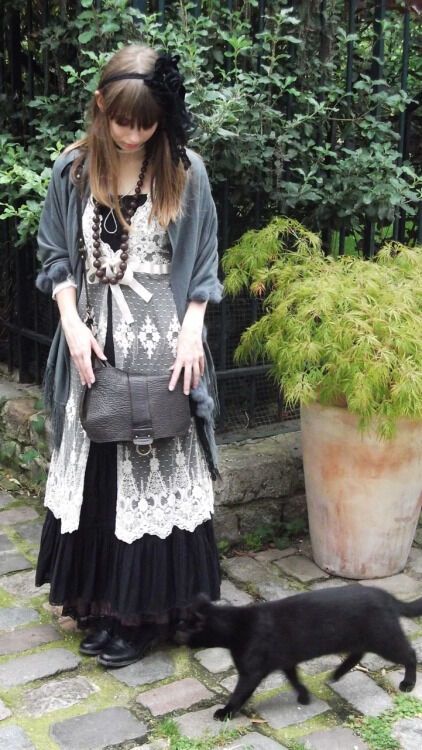 White Lace Vest, Dark Mori Kei, Neo Grunge, Strega Fashion, Dark Mori, Kei Fashion, Mori Fashion, Mori Kei, Mori Girl Fashion