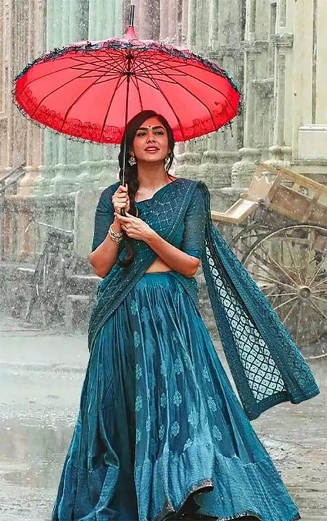 Special Birthday Quotes, Party Wear Long Gowns, Bollywood Theme Party, Sita Ramam, Love Happy Birthday, Half Saree Function, Bollywood Theme, Mrunal Thakur, South Indian Sarees