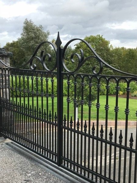 Wrought Iron Gates Driveway Entrance, Garden Gates And Fences Entrance, House Gates Entrance, Wrought Iron Gates Entrance Front Entry, Entrance Landscape Design, Wrought Iron Gates Driveway, Farm Gates Entrance, Entrance Landscape, Iron Gates Driveway