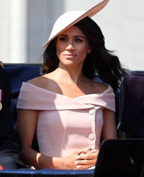 Meghan Markle Pink Carolina Herrera Dress Trooping The Colour 2018, Estilo Meghan Markle, Megan Markel, Meghan Style, Meghan Markle Outfits, Carolina Herrera Dresses, Prins Harry, Princess Meghan, Meghan Markle Style