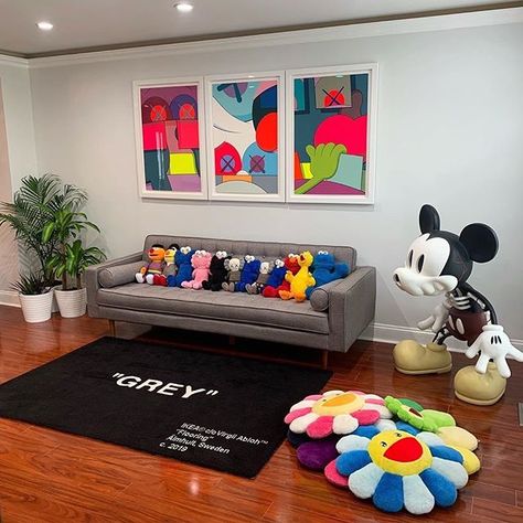 Saturday morning vibes!! Doesnt this look like the perfect room to kickoff the weekend with a cup of coffee alone in thought or some Saturday morning cartoons with the kids ?! What would you do in a room like this ??   : @grailboxes      @kaws @uniqlo @uniqlousa @takashipom @murakami_archive @cote_escriva @virgilabloh @ikeausa @off____white @sesamestreet @kaws_archive @leagueoto @forthekaws  #Kaws #KawsOne #KawsArt #KawsCompanion #KawsBFF #KawsPlush #SesameStreet #Elmo #BigBird #CookieMonster #B Sneakerhead Room, Hypebeast Room, Chill Room, Apartment Living Room Design, Dream Apartment Decor, Future Apartment Decor, Cute Bedroom Decor, Apartment Decor Inspiration, Dream Room Inspiration