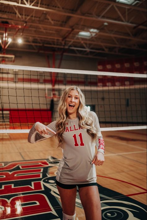 Senior Picture Ideas Volleyball, Volleyball Banners, Volleyball Media Day, Volleyball Picture, Senior Sports Photography, Sports Team Photography, Basketball Pictures Poses, Media Day Poses, Volleyball Team Pictures