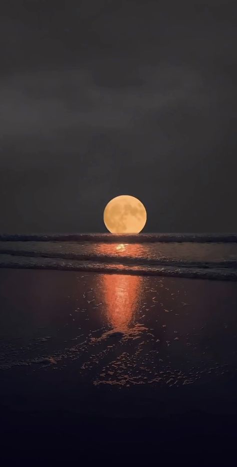 Disney Movie Art, Ocean At Night, Night Sky Photography, Iphone Wallpaper Landscape, Moon Pictures, Sky Pictures, Moon Photography, Beautiful Wallpapers Backgrounds, Beautiful Moon