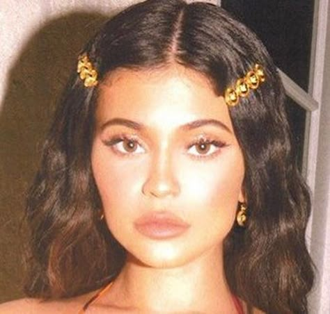 Hair Clips Hairstyles, Medusa Hair, Kim K Style, Gold Hair Pin, Gold Hair Clips, Jessie James, Kardashian Kollection, Clip Hairstyles, Medusa Head