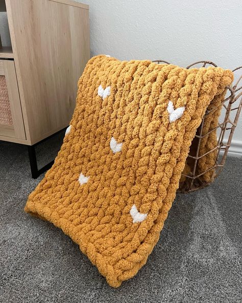 How precious is this baby blanket 🥹🤍 Chunky Knit Blanket Aesthetic, Soft Crochet Blanket, Chunky Knit Blanket Pattern, Knit Decor, Knit Blanket Pattern, Crochet Baby Stuff, Baby Blanket Ideas, Chunky Crochet Blanket, Baby Boy Blanket