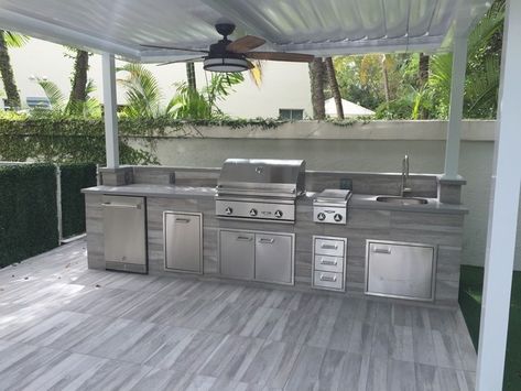 Patio Ideas Decor, Pool Kitchen, New Patio Ideas, Luxury Outdoor Kitchen, Patio Pictures, Outdoor Bbq Area, Concrete Patio Designs, Kitchen Contemporary, Bbq Grill Design