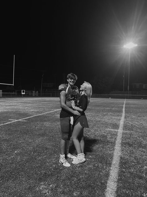 #fridaynightlights #football #coupleportrait Football Field Photoshoot Couple, Football Couple Pictures, Football Cheerleader Couple, Cheer Couples, Football Couple, Cute Couples Football, Football Relationship, Baseball Couples, Football Poses