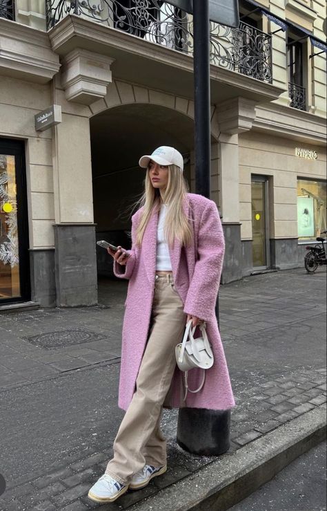 Liza Rudkevich, Pink Coat Outfit, Coat Outfit Casual, Look Rose, Look Adidas, Winter Outfits Aesthetic, Estilo Indie, Skandinavian Fashion, Winter Fashion Outfits Casual