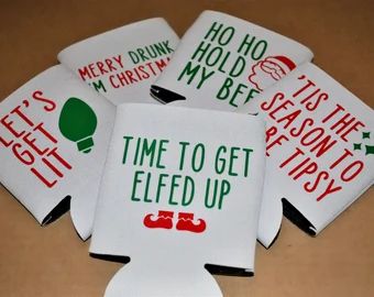 Christmas Koozie, Koozies Diy, Funny Koozies, Christmas Alcohol, Noodle Boards, Koozie Design, Christmas Booth, Santa Ideas, Cricut Christmas Ideas