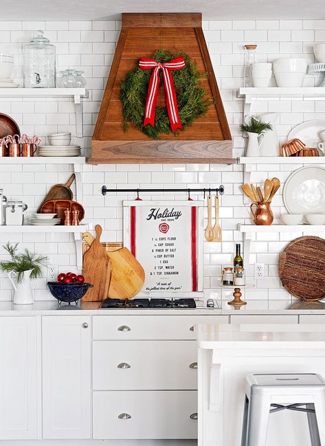 white kitchen with wreath on wood range hood and holiday décor Ski Lodge Christmas, Cozy Ski Lodge, Mistle Toe, Festive Kitchen, Christmas Kitchens, Lilypad Cottage, Wood Hood, Hood Fan, Simple Holiday Decor