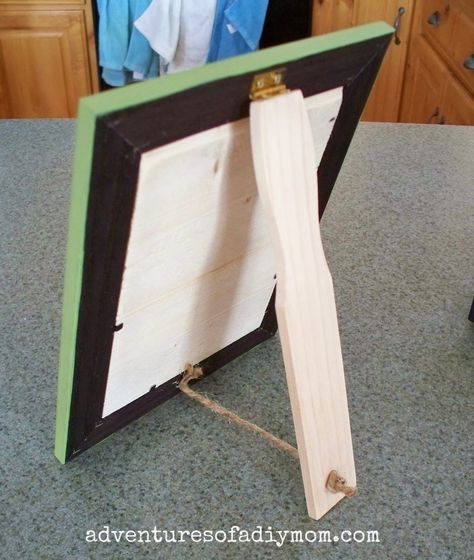 How to Make a beadboard picture Frame (bought a picture frame the other day, get home the Twins had broken the leg on the back, looked for the receipt, couldn't find it) this might solve my problem Diy Frame Stand, Diy Stand, Picture Frame Table, Cuadros Diy, Photo Frame Ornaments, Picture Frames Standing, Diy Photo Frames, Personalized Photo Frames, Picture Stand