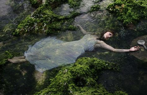 Forest Girl Aesthetic, Girl Aesthetic Dark, Earthy Girl, Magic Realms, Ideas For Photography, Forest Nymph, Lake Girl, Water Nymphs, Forest Girl