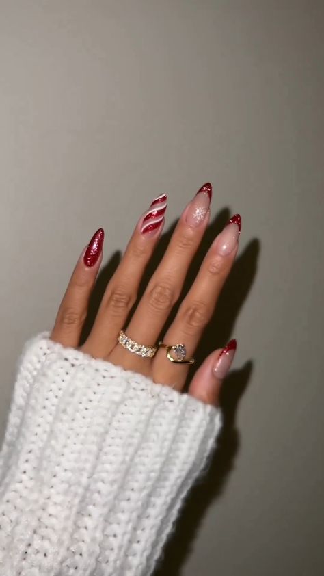 Une manucure pour Noël ❤️✨ 🎥 : https://www.instagram.com/vwnails_/?hl=fr | Une manucure pour Noël ❤️✨ 🎥 : https://www.instagram.com/vwnails_/?hl=fr | By Les Éclaireuses Beauté Red Sparkle Nails, Christmas Nail Designs Holiday, Christmas Nail Art Ideas, Christmas Nails Easy, Christmas Nail Art Designs, Christmas Nails Acrylic, Sparkle Nails, Diy Nail Designs, Festival Nails