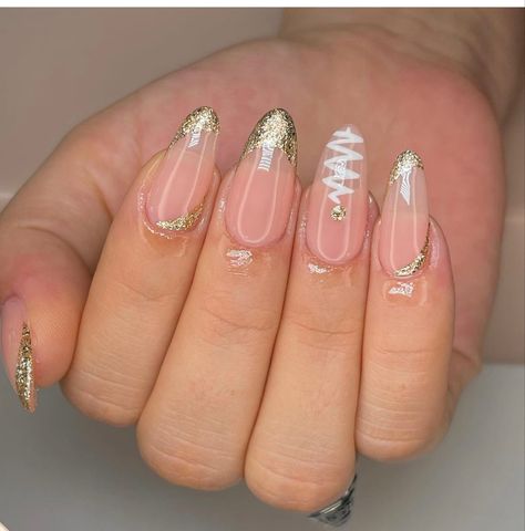 Neutral Christmas Nails Almond, Christmas Gold Nails, Almond Nails Christmas Designs, Holiday Nails Almond, Christmas Nails Gold, Gold Christmas Nails, Nails Navidad, Easy Christmas Nail Art, Christmas Nail Art Ideas