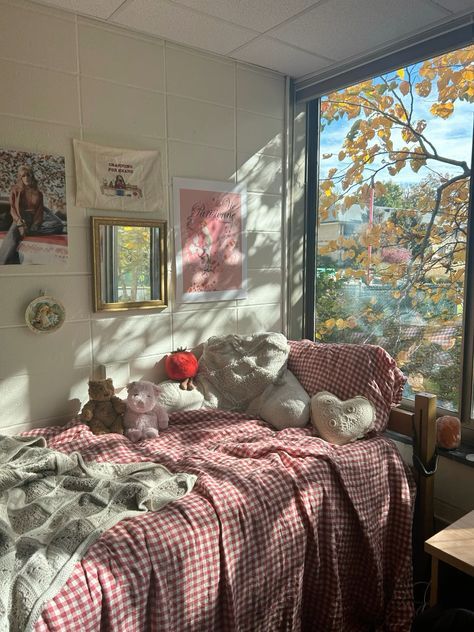 Vintage College Dorm Aesthetic, Cute College Dorm Ideas Cozy, Maroon Dorm Room Ideas, Dorm Triple Room Ideas, Urban Outfitters Dorm Room, College Dorm Coquette, Antique Dorm Room, University Dorm Room Aesthetic, Feminine Dorm Room Ideas