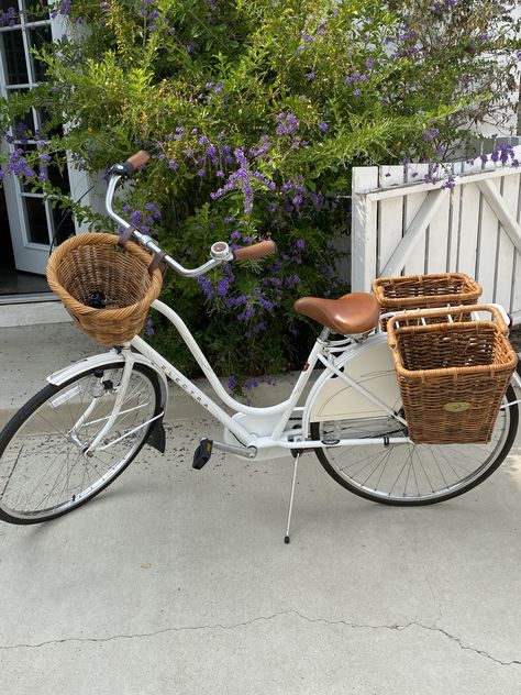 Bicycle Aesthetic, Aesthetic Bike, Bike With Basket, White Bike, Bike Aesthetic, Powerful Woman, Pretty Bike, Pfp Aesthetic, Aesthetic Pfp