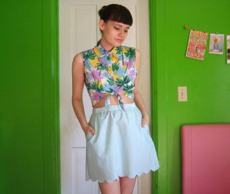 Rookie » How to Turn Any Button-Up Shirt Into a Crop Top Clothing Hacks Diy, Shirt Upcycle Diy, Thrift Shop Ideas, Tropical Goth, Rookie Mag, Diy Dressing, Thrift Flip Ideas, Fashion Flatlay, Ripped Tee