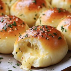 Cool Baking Recipes Desserts, Gourmet Garlic Bread, Cheesy Garlic Cruffin Recipe, Elegant Food Recipes, Healthy Beautiful Food, Fun Supper Ideas, Homemade Food Ideas, Munchies Aesthetic, Movie Food Recipes