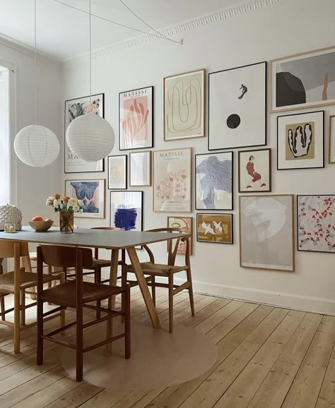 Danish Apartment, Dining Room Gallery Wall, My Scandinavian Home, Danish Interior, Scandinavian Home, Dining Room Design, Interior Inspo, 인테리어 디자인, Room Table