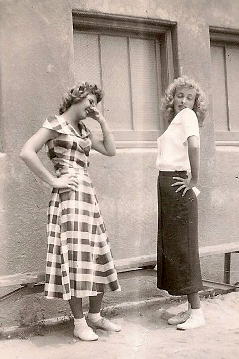 '50s dresses with full skirts and natural waists were popular for girls and teens. They were casual styles, but popular for young people in ... 1950s Aesthetic, Fashion 50s, Vintage Fashion 1950s, Outfits Retro, Urban Fashion Trends, Arte Van Gogh, Fashion 1950s, Moda Vintage, 50s Fashion