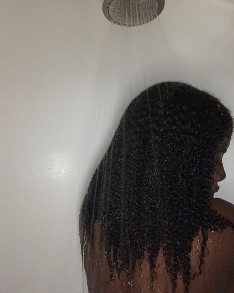 Wet Black Hair Aesthetic, Wet Afro Hair, Type 4 Hair Aesthetic, Washing Hair Aesthetic, Wet 4c Hair, Long 4a Hair, Wet Natural Hair, Curly Wet Hair, 4c Hair Growth