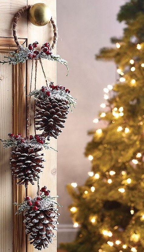 Pine Cone Decorations Diy Craft Ideas, Ideas With Pine Cones, Cozy Christmas Living Room Decor, Pine Cone Christmas Decorations, Christmas Living Room Decor Ideas, Pinecone Crafts Christmas, Cozy Christmas Living Room, Christmas Living Room Decor, Pretty Christmas Decorations