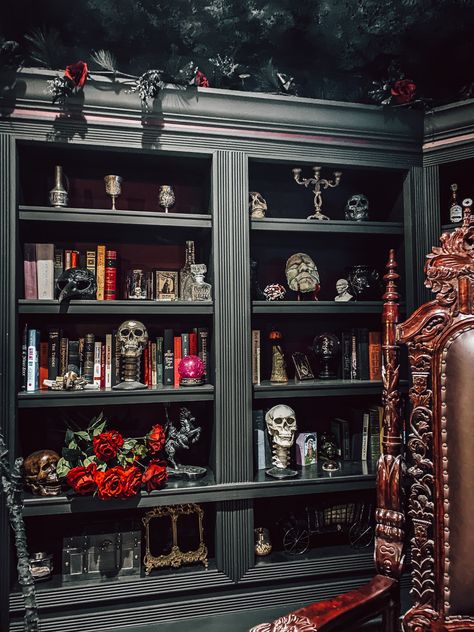 Gothic bookshelf library Dark Bookshelf Styling, Gothic Shelves, Gothic Bookshelves, Dark Bookshelves, Gothic House Decor, Gothic Bookcase, Bookshelves Aesthetic, Home Office Dark, Gothic Library