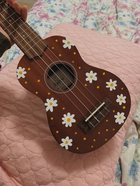 Painting On Ukulele, Ukelele Painted, Guitar Art Diy, Arte Do Ukulele, Gitar Vintage, Script Dr, Story Script, Painted Ukulele, Ukulele Design