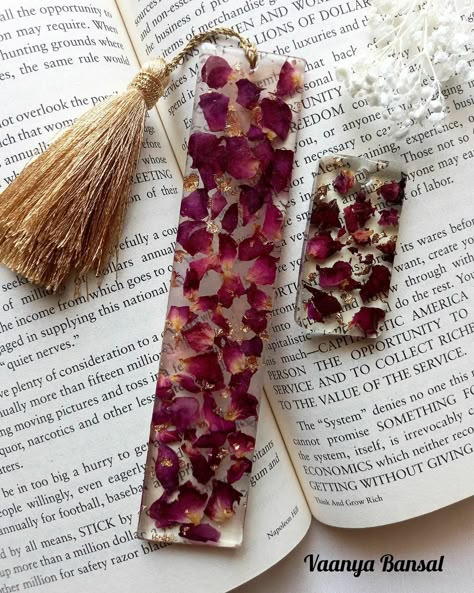 Resin Flower Bookmark, Markbooks Ideas, Bookmark Resin Ideas, Rose Resin Art, Resin Book Marks, Resin Bookmark Ideas, Epoxy Bookmark, Flower Resin Bookmark, Resin Art For Beginners